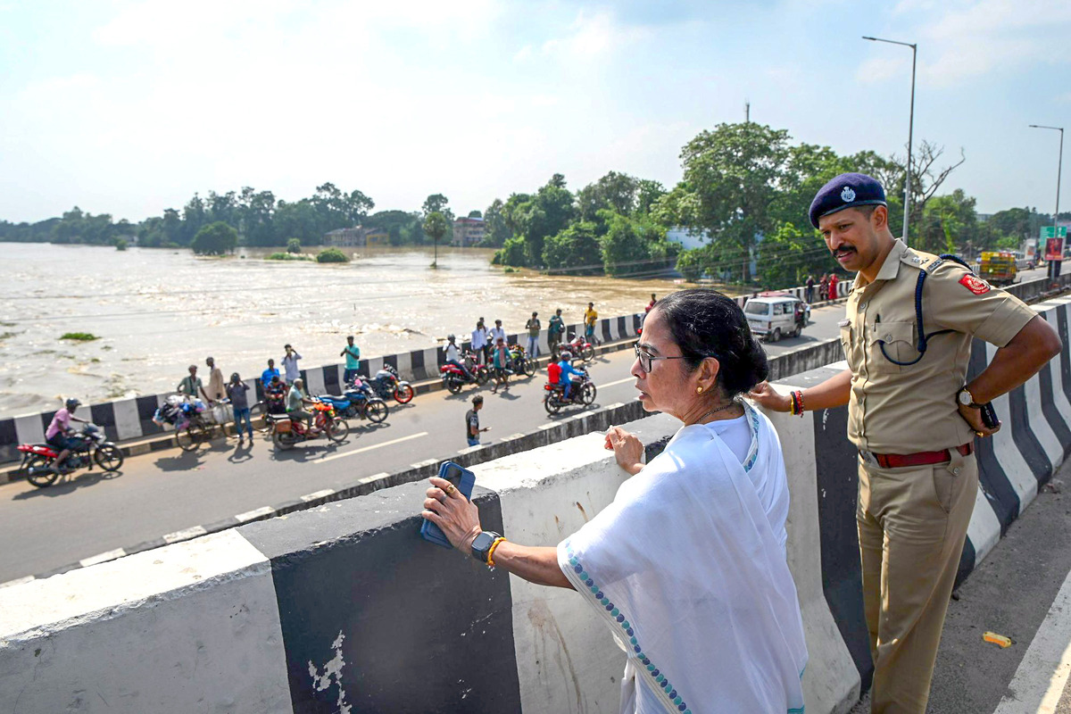 ‘পরিকল্পিত ভাবে বাংলাকে ডুবিয়েছে’, পুরশুড়ায় বন্যা পরিস্থিতি পরিদর্শনে এসে বললেন মুখ্যমন্ত্রী