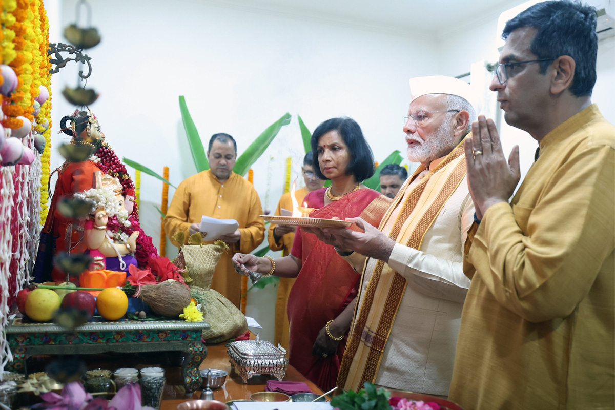 প্রধান বিচারপতির বাড়িতে গণেশের আরতি করলেন মোদী