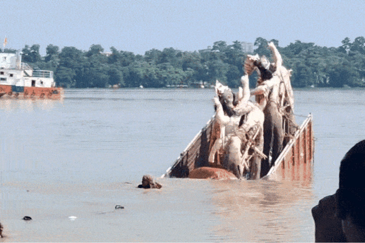 বিশ্বকর্মার প্রতিমা সহ গঙ্গায় ডুবল বিসর্জনের লরি, অল্পের জন্য রক্ষা পেলেন ২২ শ্রমিক