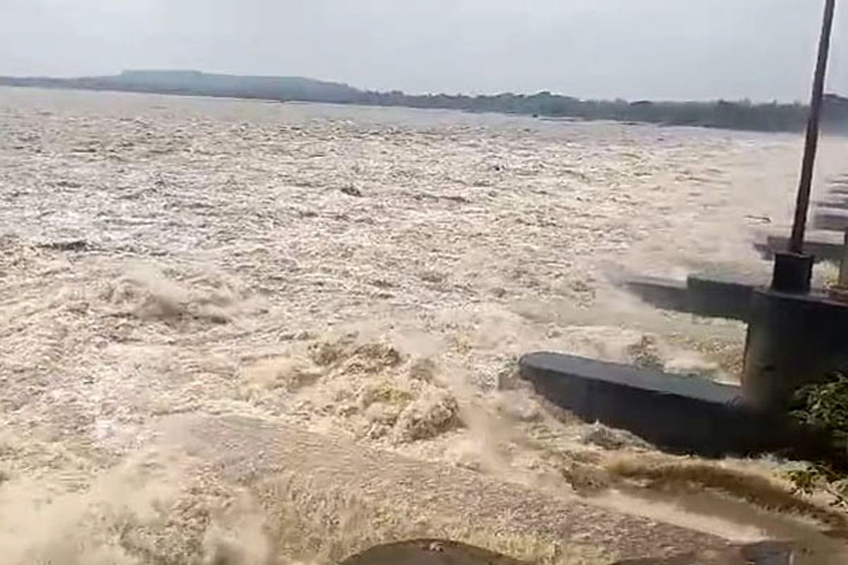 ভারী বৃষ্টির জেরে কোন জলাধার থেকে কী পরিমাণ জল ছাড়া হয়েছে?