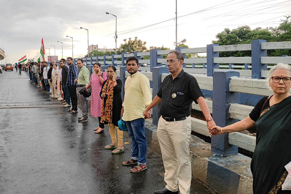 ইএম বাইপাসে অভিনব প্রতিবাদ, মানববন্ধনে শামিল চিকিৎসক থেকে আমজনতা