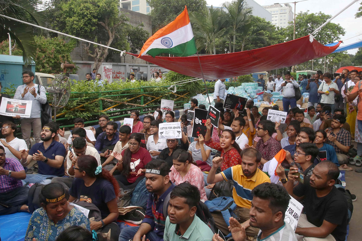 নবান্নে বৈঠক নিয়ে কাটল না জট, জুনিয়র ডাক্তারদের শর্ততে রাজনীতি দেখছেন চন্দ্রিমা