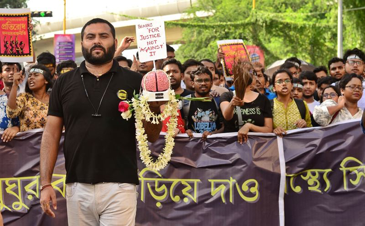 ‘তিলোত্তমার বিচার’ চেয়ে শারদোৎসবে ফের আন্দোলনে জুনিয়র ডাক্তাররা 