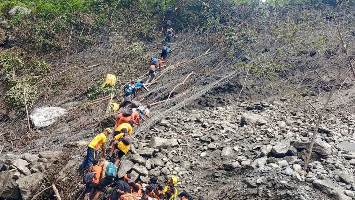 কেদারনাথে ভূমিধসে ৫ তীর্থযাত্রীর মৃত্যু, দুর্যোগপূর্ণ আবহাওয়ায় ব্যাহত উদ্ধারকাজ 