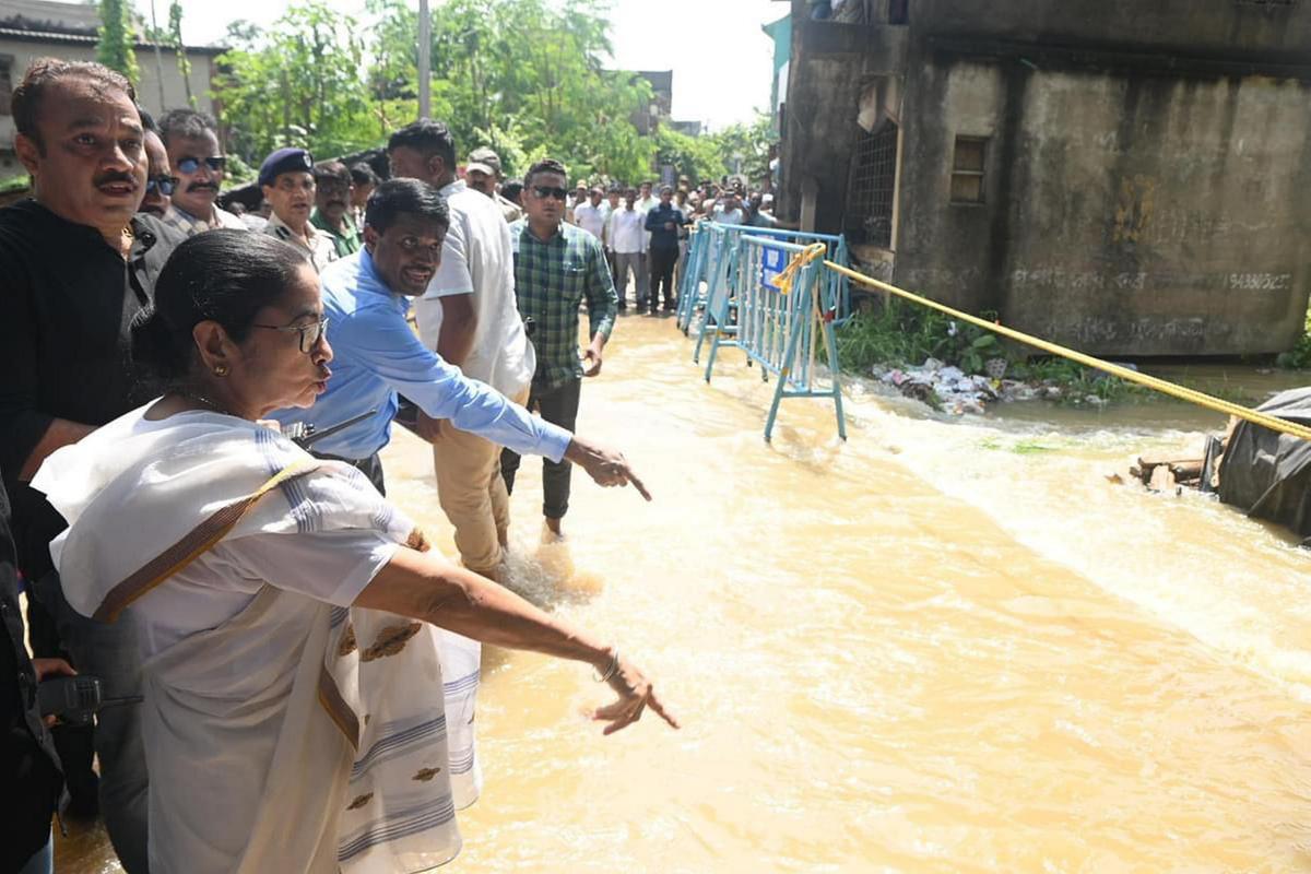 ‘রাজ্যের বন্যা পরিস্থিতির জন্য ডিভিসি দায়ী নয়’, মমতাকে পত্রাঘাত রাজ্যপালের 