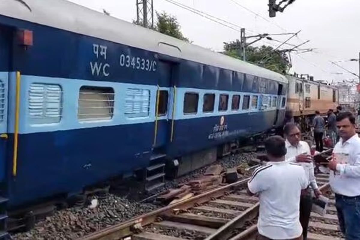 ফের রেল দুর্ঘটনা, সাতসকালে লাইনচ্যুত সোমনাথ এক্সপ্রেস