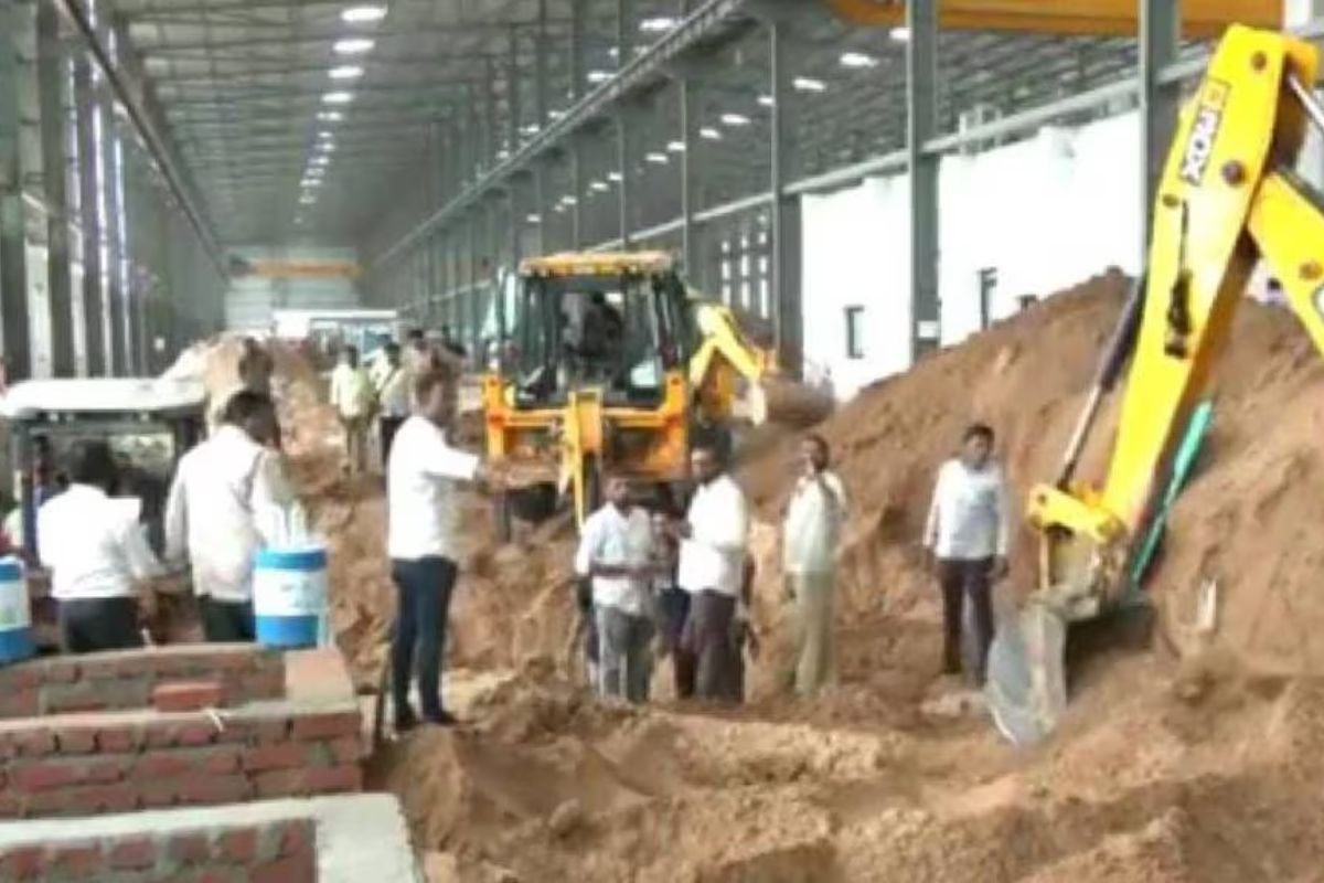 গুজরাতে কারখানার দেওয়াল ধসে ৭ জনের মৃত্যু, শোকপ্রকাশ প্রধানমন্ত্রীর