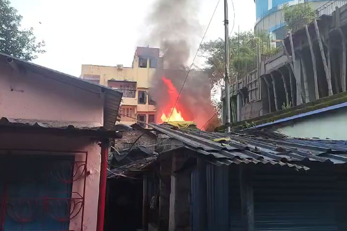 প্রিন্স আনোয়ার শাহ রোডের বস্তিতে অগ্নিকাণ্ড, জখম এক