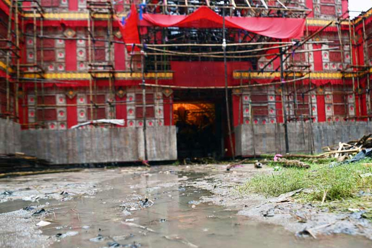 মণ্ডপের কাজে ‘বাধা’ বৃষ্টি, থমকে পুজোর কাজ