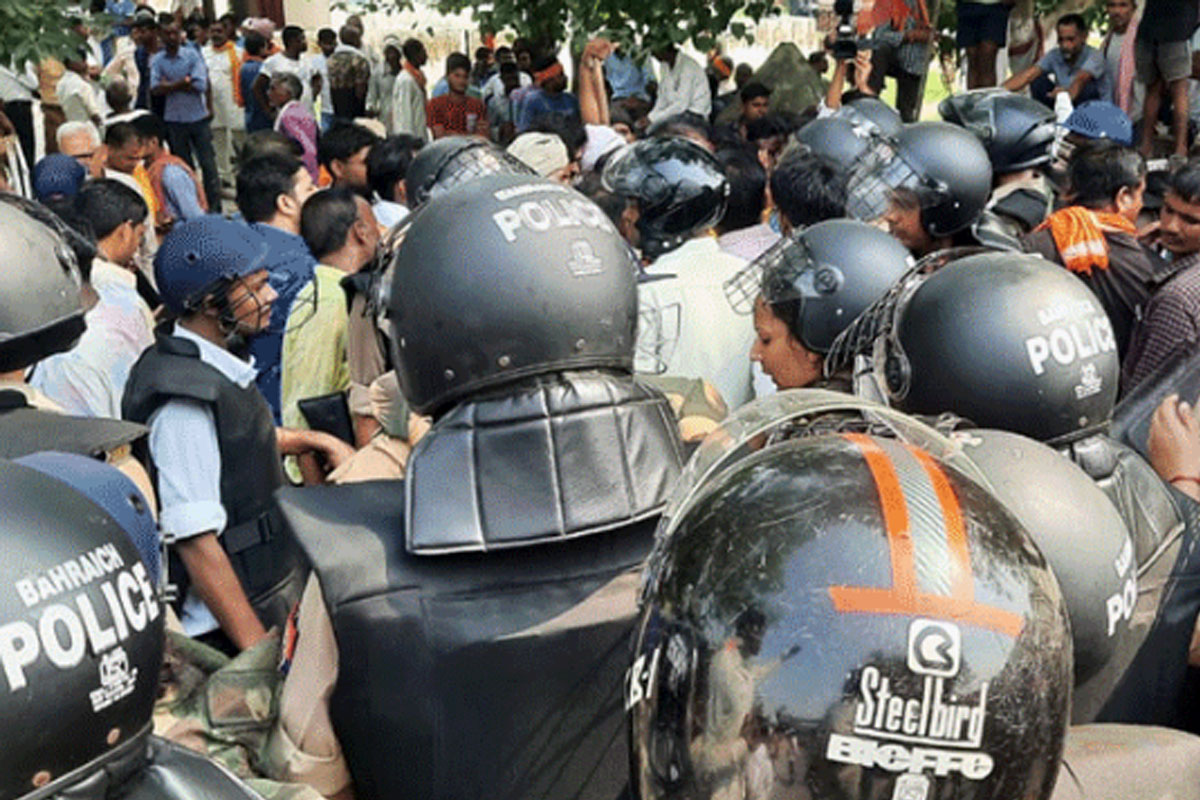 বন্ধ ইন্টারনেট, দুর্গাপুজোর শোভাযাত্রায় মৃত্যু ঘিরে অগ্নিগর্ভ যোগীরাজ্য