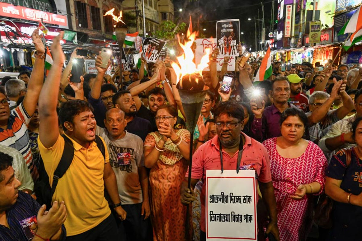 পুজো মণ্ডপে স্লোগান দেওয়ার দরুন ধৃত ৯ আন্দোলনকারীকে আলিপুর আদালতে পেশ