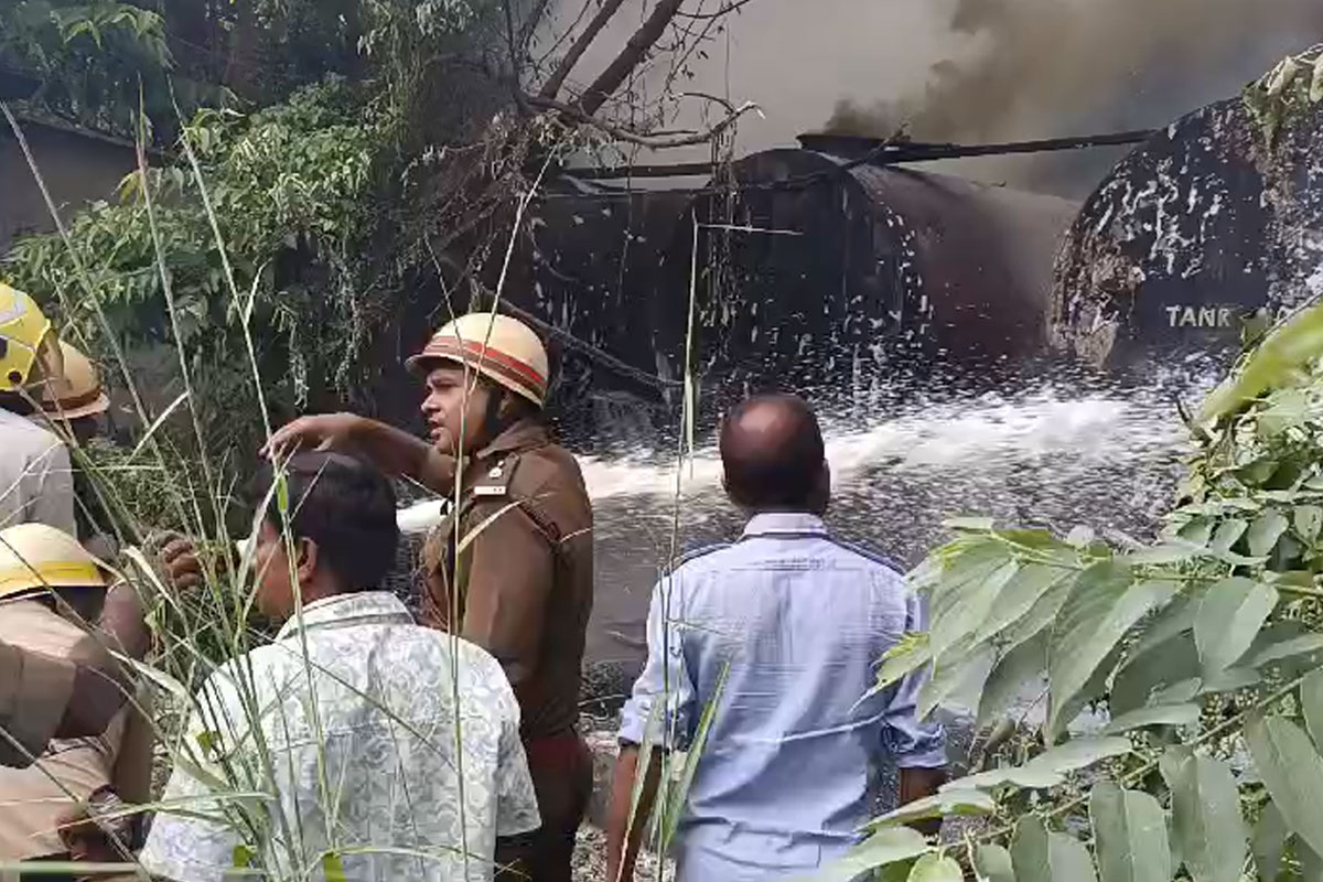 বেলেঘাটায় বিধ্বংসী অগ্নিকাণ্ড, দাউ দাউ করে জ্বলছে পরিত্যক্ত কারখানা