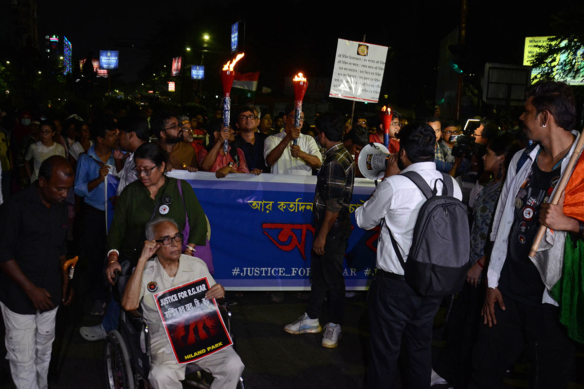 কাঠগড়ায় সিবিআই, মশাল হাতে সিজিও  কমপ্লেক্স অভিযান জুনিয়র ডাক্তারদের