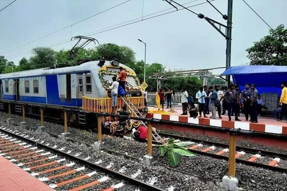 নশিপুর রেলব্রিজ দিয়ে ছুটল প্রথম যাত্রীবাহী ট্রেন, খুশির হাওয়া জেলা