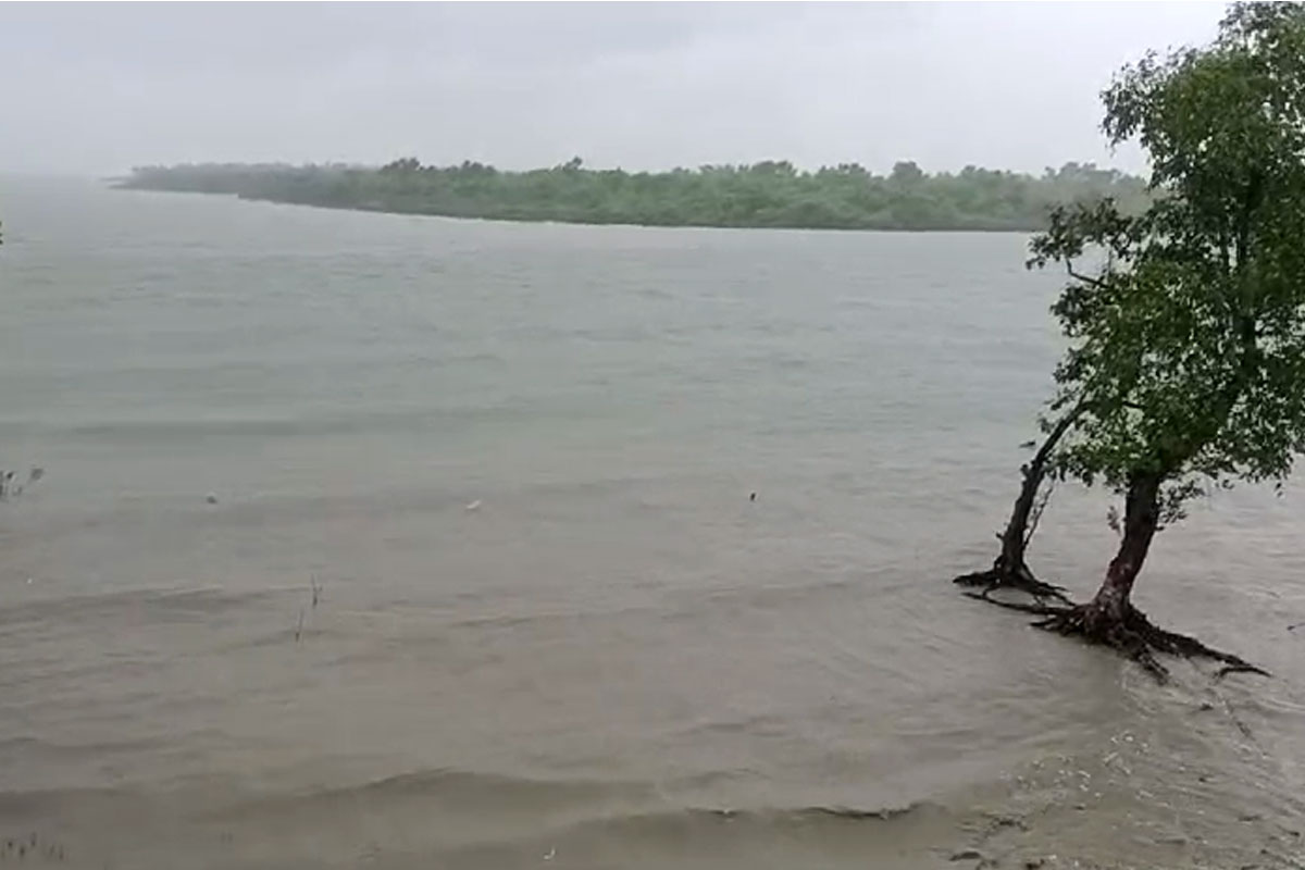 রেহাই ঘূর্ণিঝড়ে, প্রবল বৃষ্টিপাতে রেকর্ড  গড়ল হলদিয়া–ডায়মণ্ডহারবার