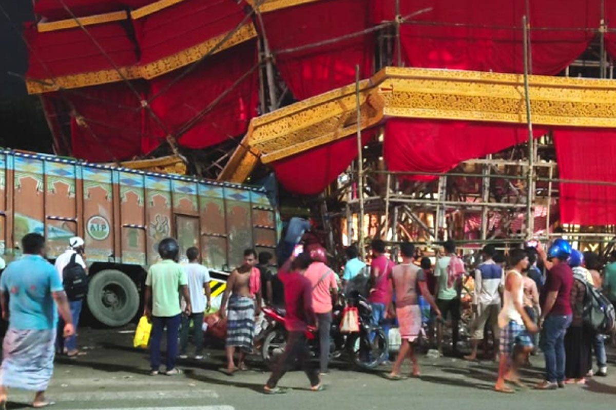 হাওড়ায় পুজো মণ্ডপে ঢুকে পড়ল স্টোন বোঝাই ট্রেলার