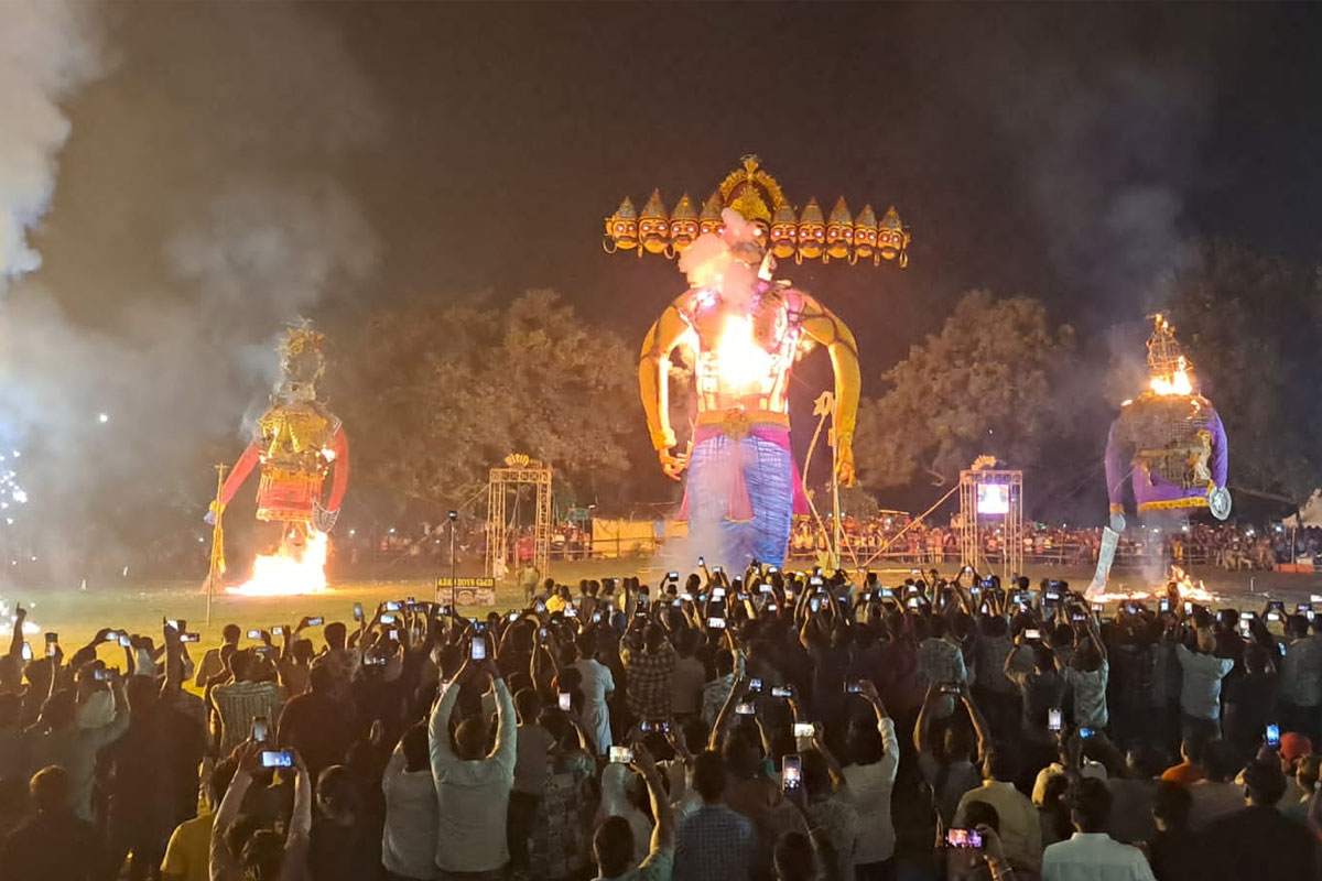 শতবর্ষে পা দেওয়া রাবণপোড়া  দেখতে লক্ষ মানুষের ভিড়