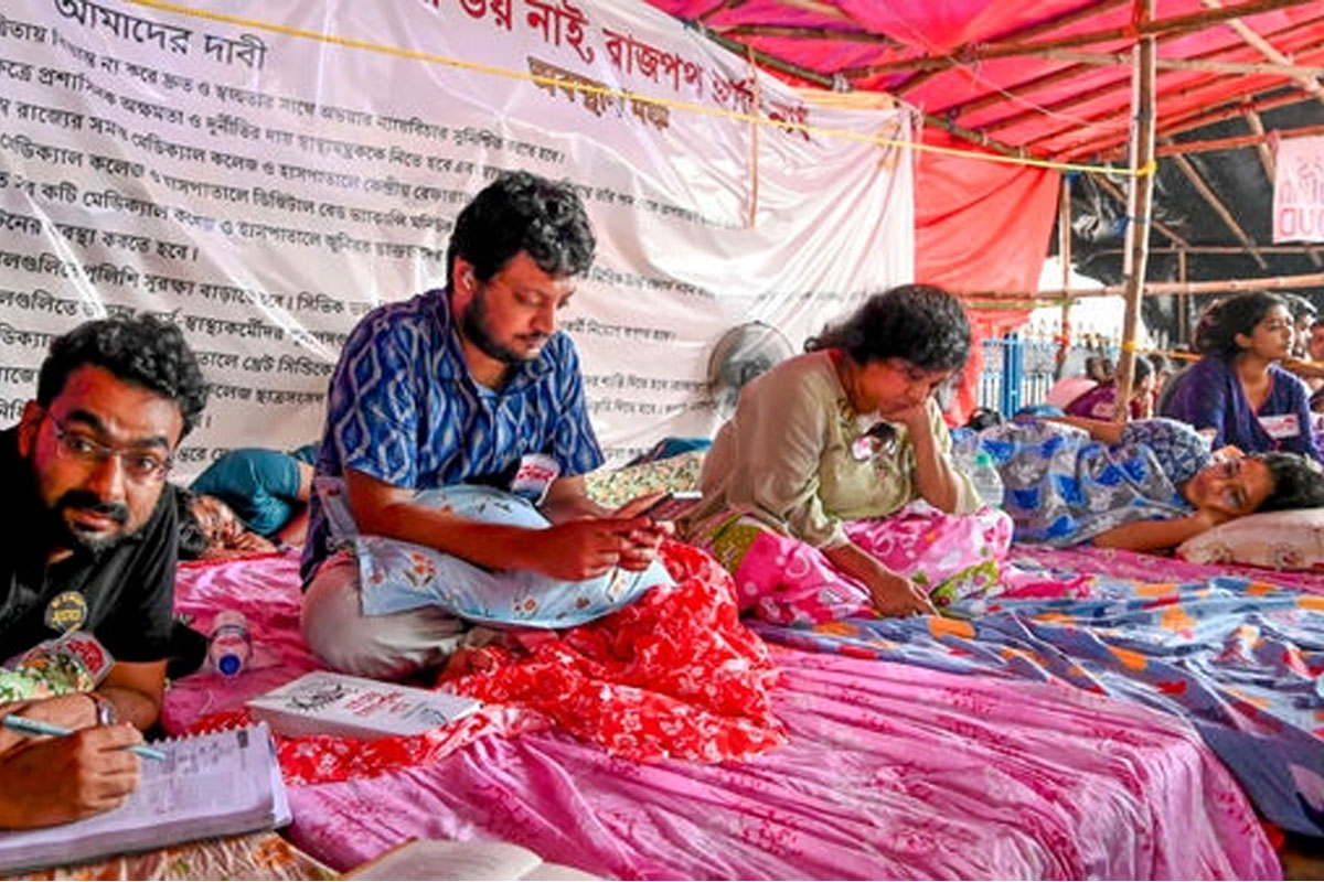 আমরণ অনশনে আরজি করের দুই জুনিয়র ডাক্তারও