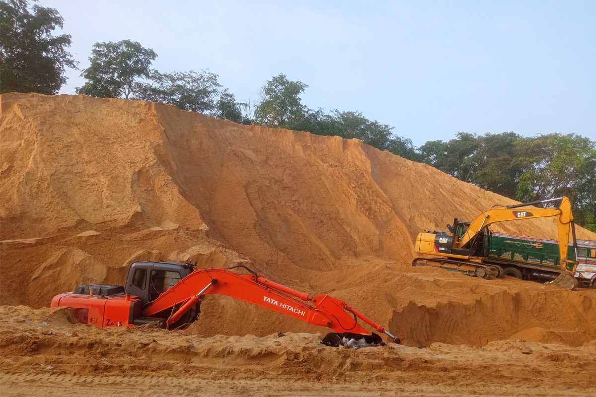 বন্যার প্রকোপ কমতেই নিষেধাজ্ঞা না মেনে দামোদর থেকে দেদার বালি চুরি