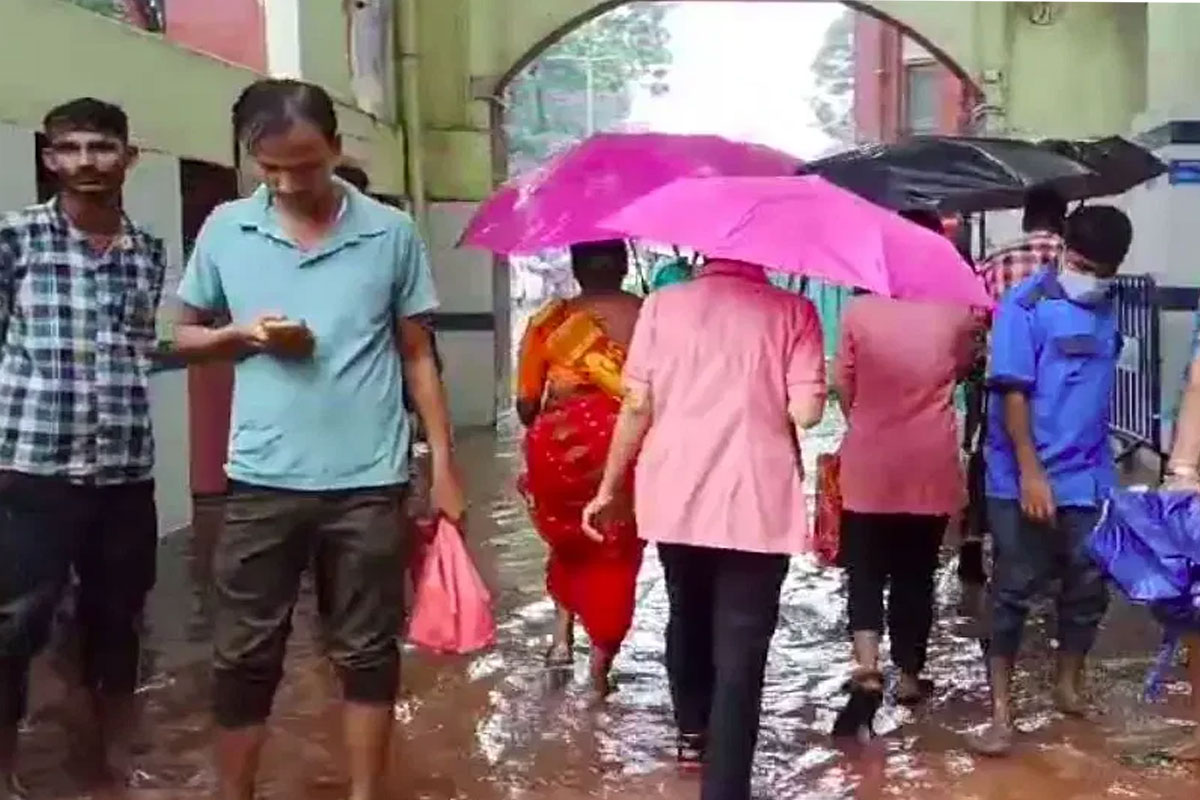 লাগাতার বৃষ্টির জেরে জলমগ্ন এসএসকেএম হাসপাতাল চত্বর