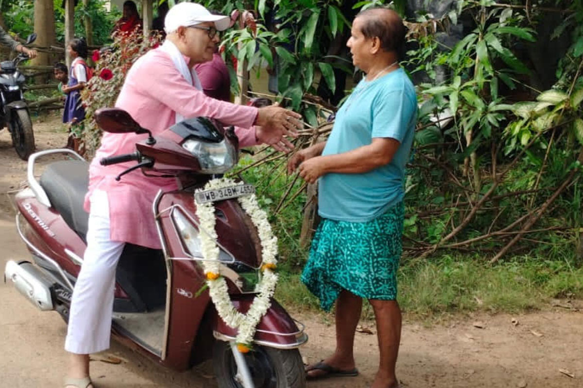 কখনো পায়ে হেঁটে  কখনো স্কুটারে নির্বাচনী প্রচার করছেন তৃণমূল প্রার্থী সুজয় হাজরা 