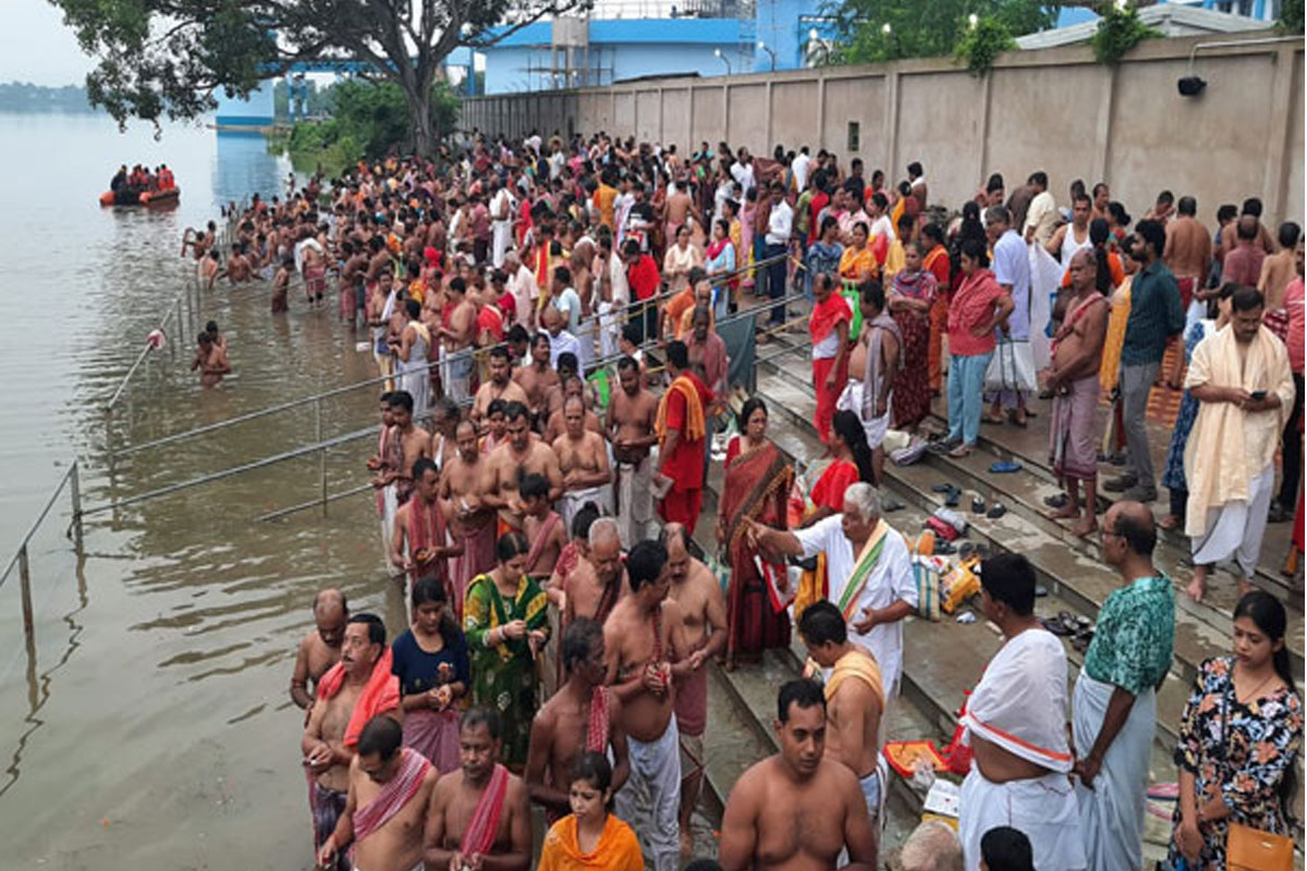 মহালয়ায় ভোর দখল নাগরিকদের, চলে বিশেষ তর্পণ