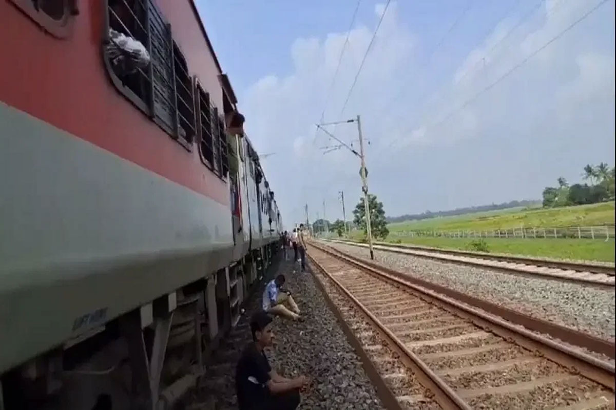 কালীপুজোর দিন বড় দুর্ঘটনা এড়াল বোলপুর-শান্তিনিকেতন এক্সপ্রেস