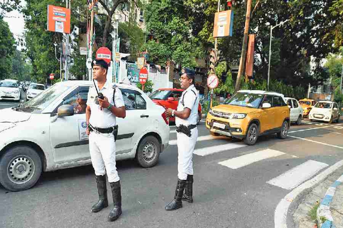 দ্রুতগামী বাইকের ধাক্কায় আহত কলকাতা পুলিশের কর্তব্যরত এসআই