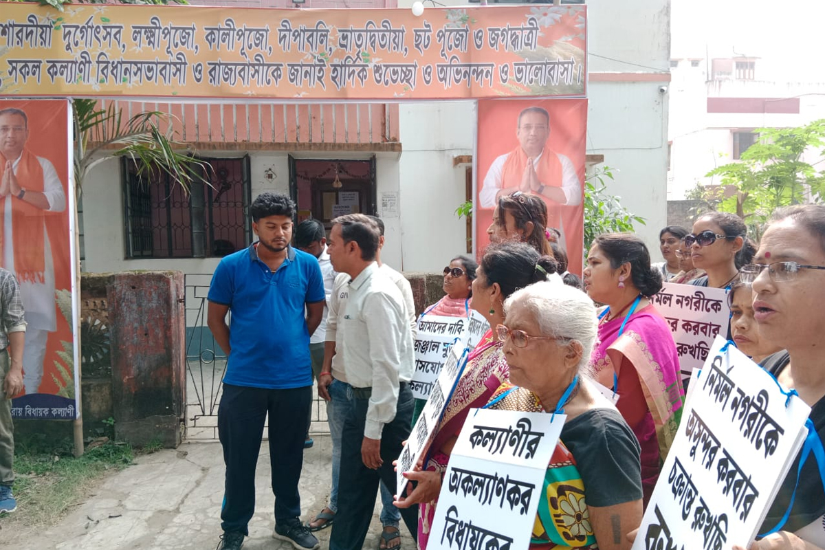 বিজেপি বিধায়কের পদত্যাগের দাবিতে কার্যালয় ঘিরে বিক্ষোভ স্থানীয়দের