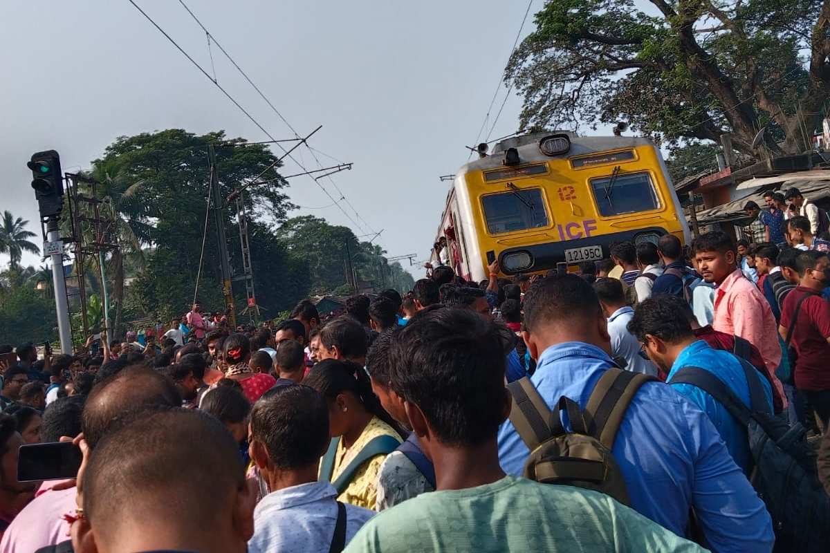 শিয়ালদহ-বনগাঁ শাখায় ট্রেন অবরোধ, তুমুল ভোগান্তি