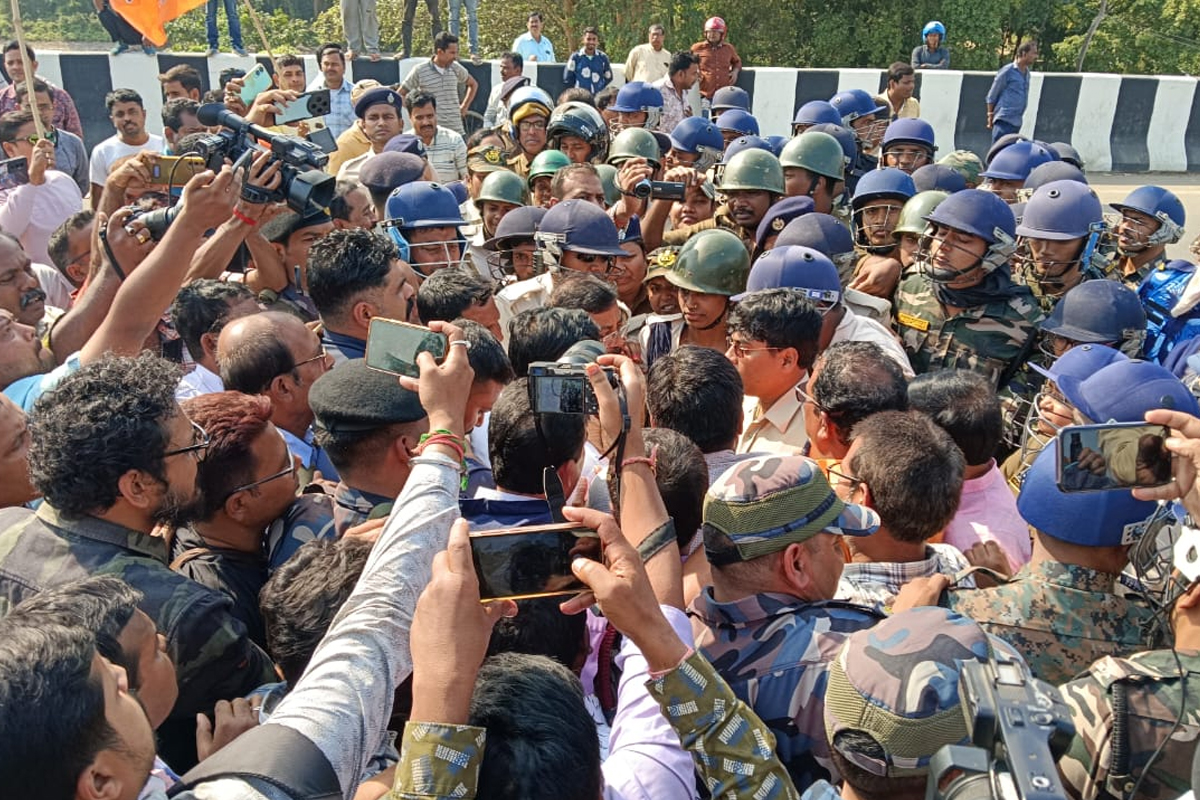 সুকান্তকে বেলডাঙায় যেতে বাধা পুলিশের, তোলা হয় প্রিজন ভ্যানে