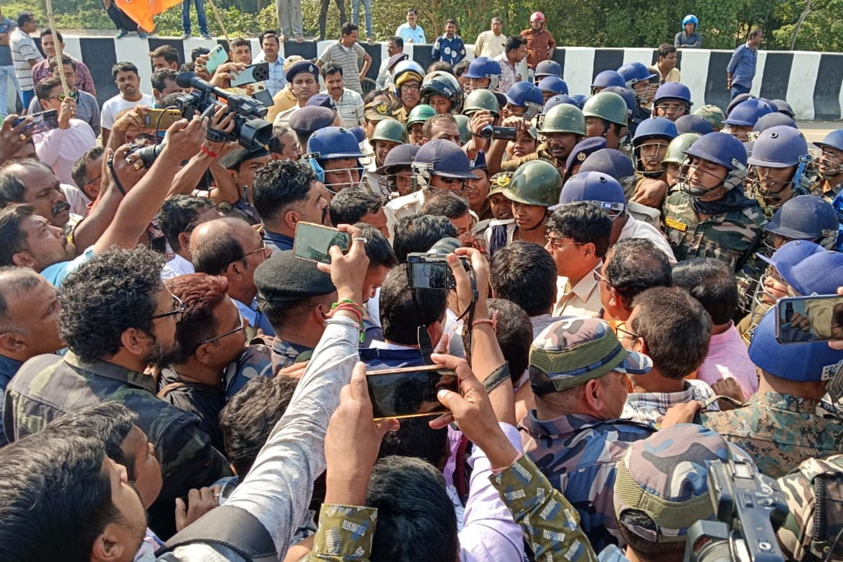 সুকান্তকে বেলডাঙা যেতে বাধা পুলিশের, তোলা হয় ভ্যানে