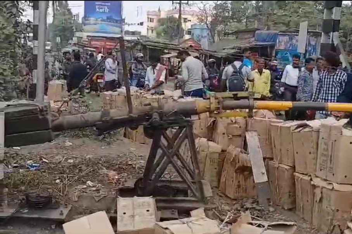 ডিম বোঝাই গাড়ি উল্টে ট্রেন চলাচলে বিঘ্ন