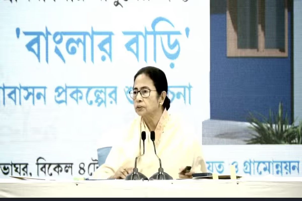 ‘বাংলার বাড়ি’ প্রকল্পের প্রথম কিস্তির টাকা দেওয়া শুরু, নবান্নে ৪২ জনের হাতে চেক তুলে দিলেন মমতা 