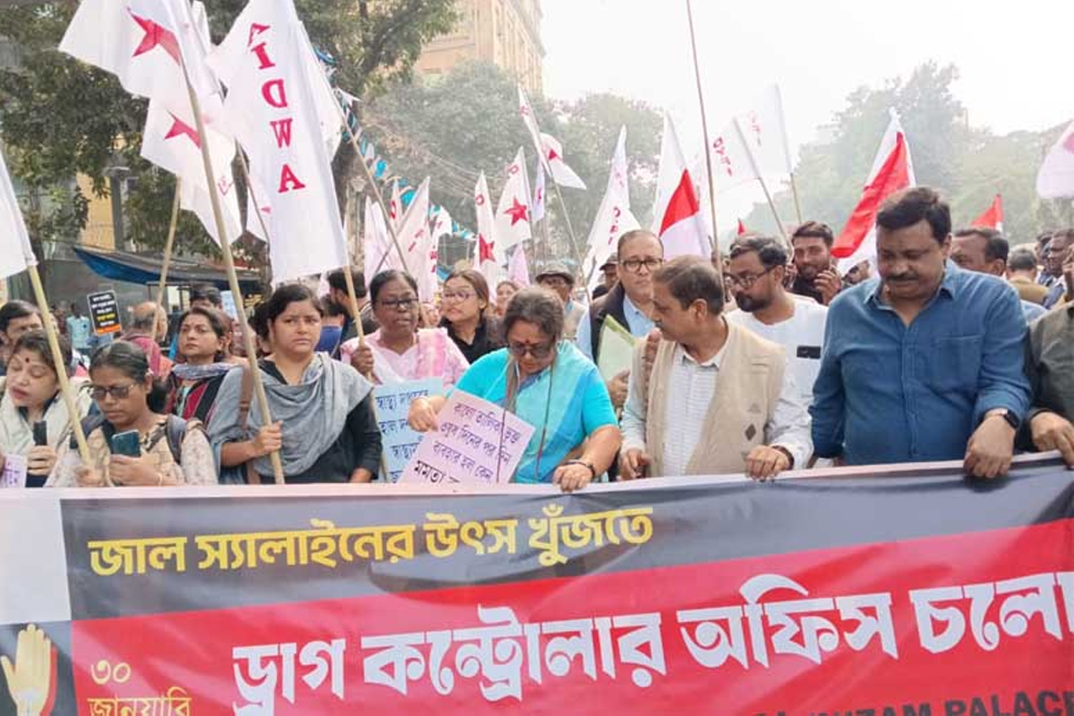 স্যালাইন কাণ্ড: ড্রাগ কন্ট্রোলের দপ্তরে ডেপুটেশন জমা বাম ছাত্র-যুব সংগঠনের