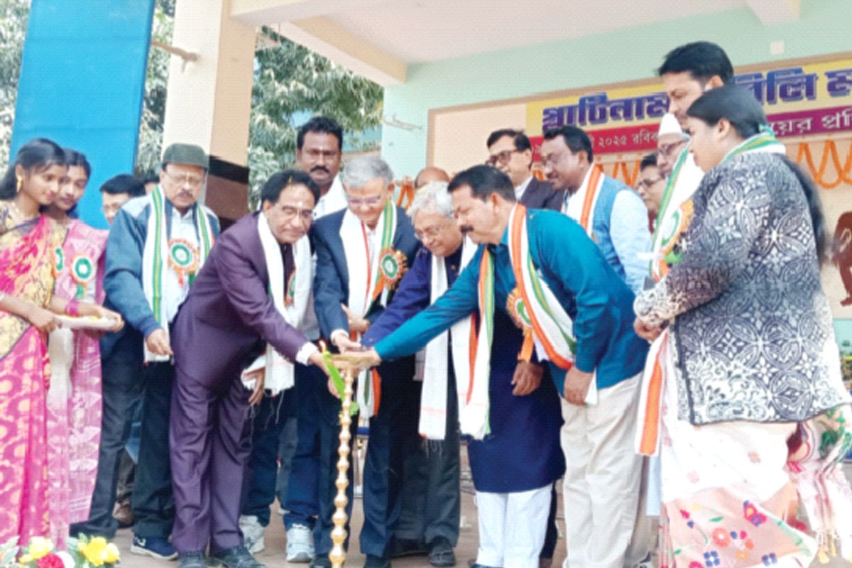 ঐতিহ্যবাহী গ্রামীণ স্কুলে প্লাটিনাম জুবিলি মঞ্চের উদ্বোধনে মন্ত্রী