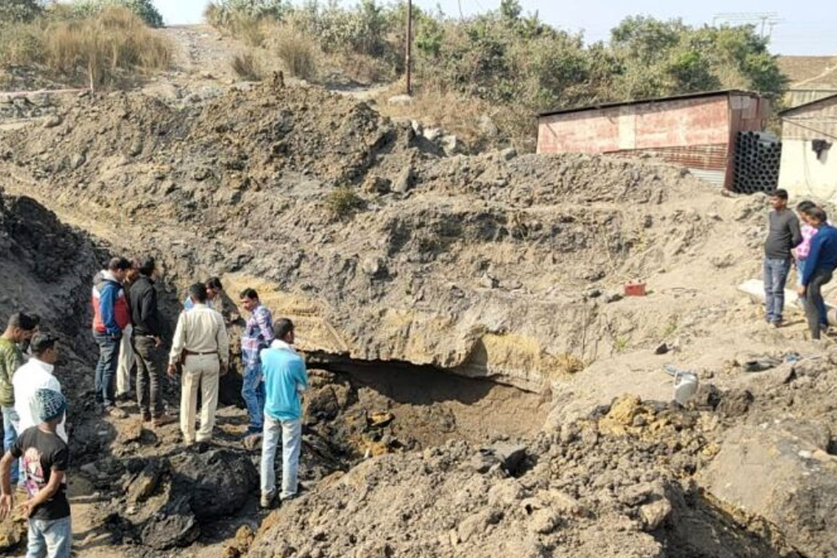 জলের পাইপ লাইনের কাজের সময়  মাটি চাপা পড়ে মৃত ৩, আহত ১