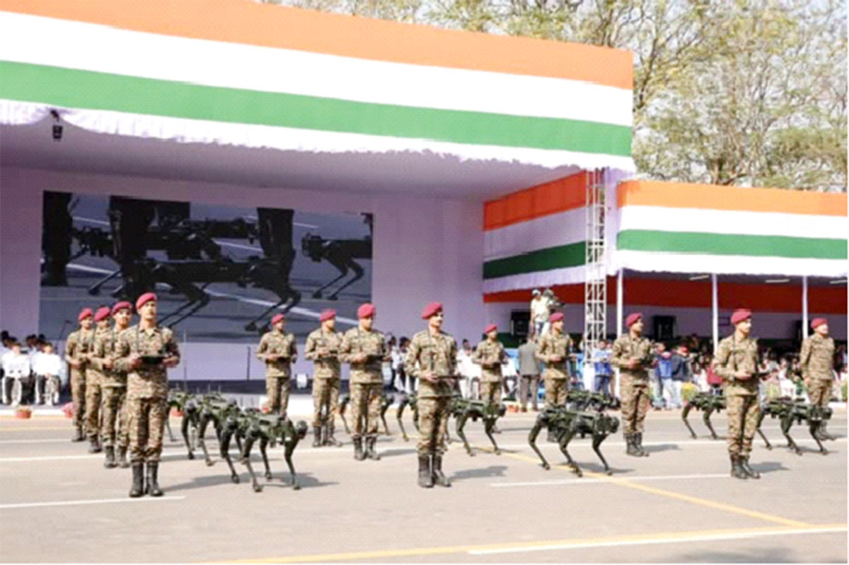 সাধারণতন্ত্র দিবসে সমন্বয়-বার্তা মুখ্যমন্ত্রীর, হাঁটল ‘রোবট কুকুর’